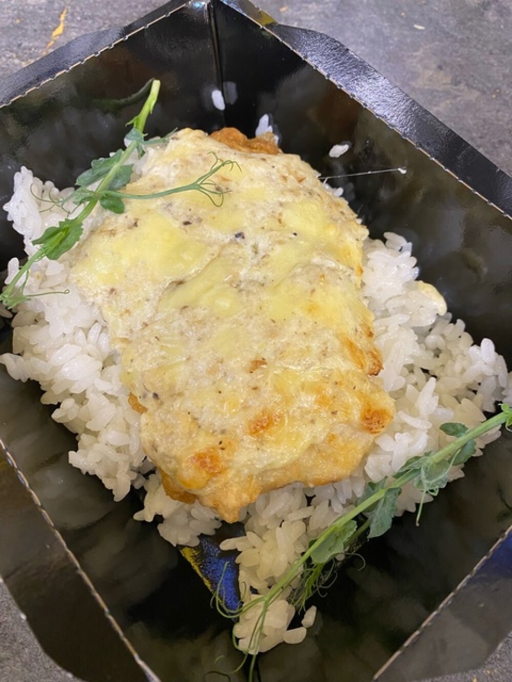 Куриная бризоль с грибным жульеном и рисом