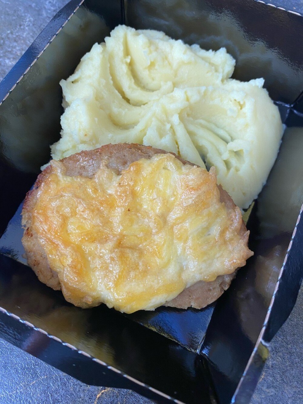Мясной рулет с грибами и картофельным пюре