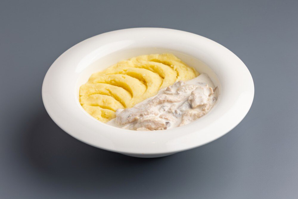 Бефстроганов из курицы с картофельным пюре