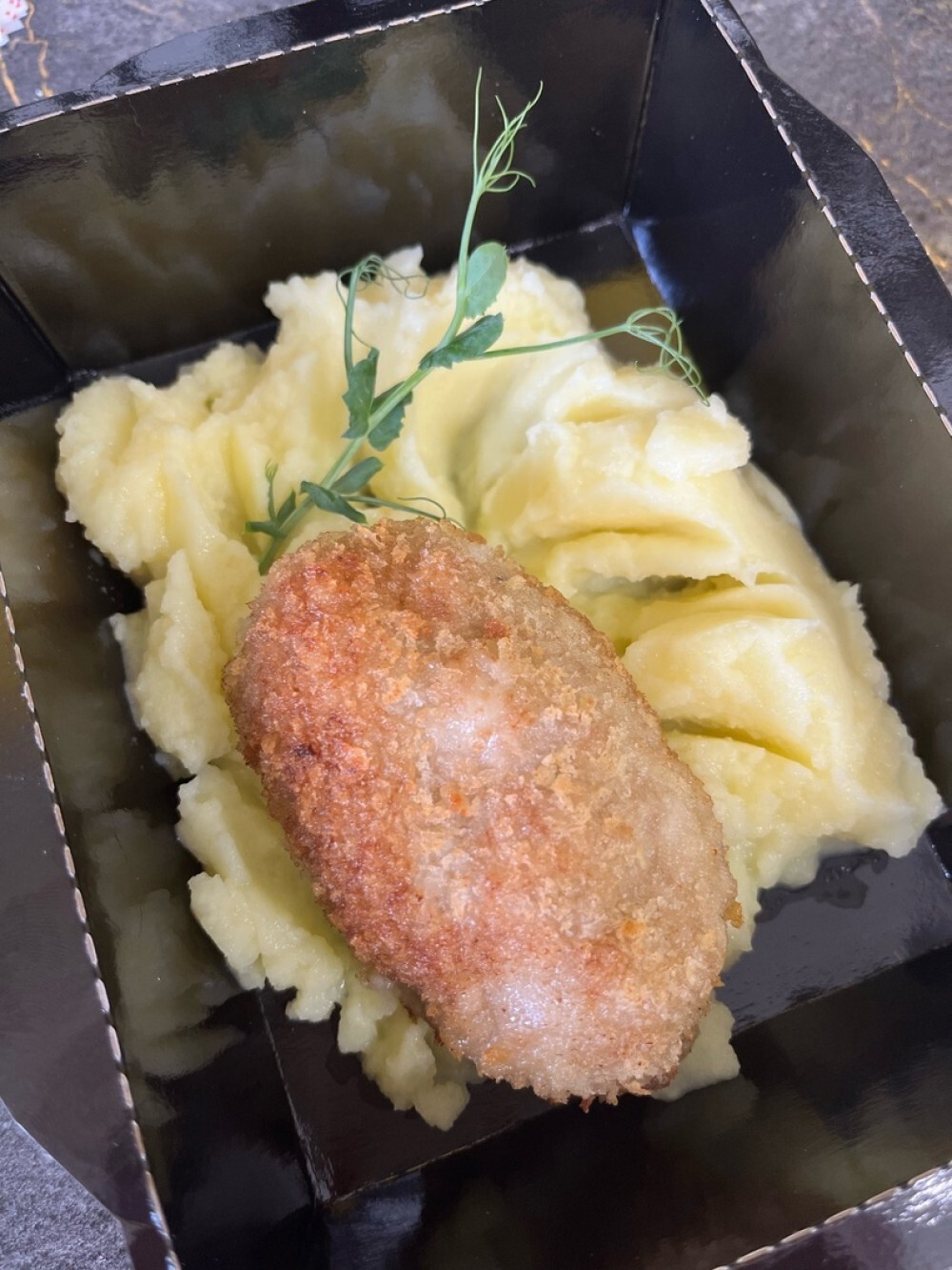 Зразы мясные с яйцом с картофельным пюре