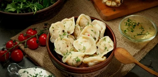 Пельмени с курицей и грецким орехом.
