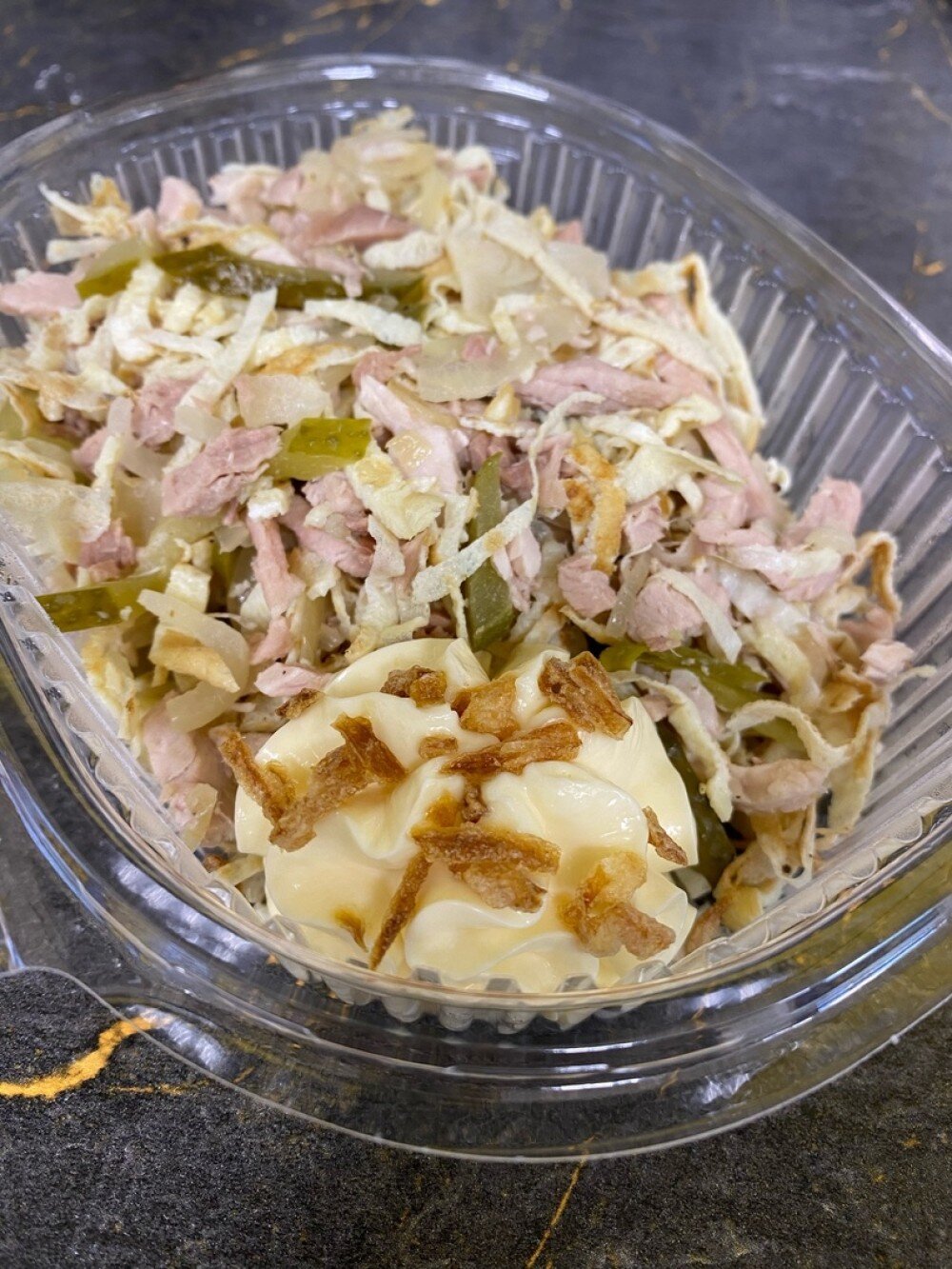 Салат с курицей и  яичным блинчиком