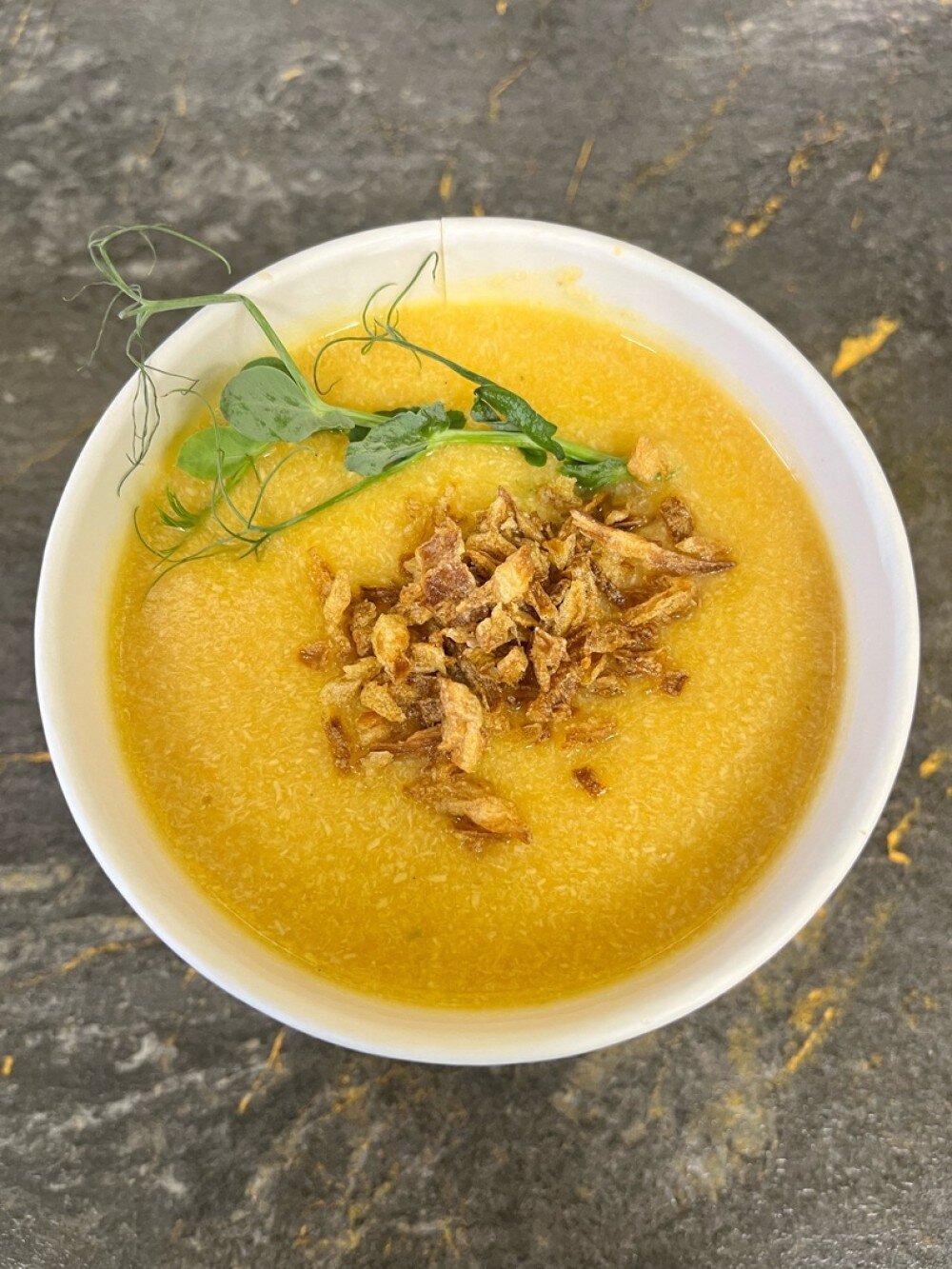 Овощной крем суп с курицей и луковыми чипсами