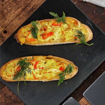 Брускетта с курицей и томатом под сыром
