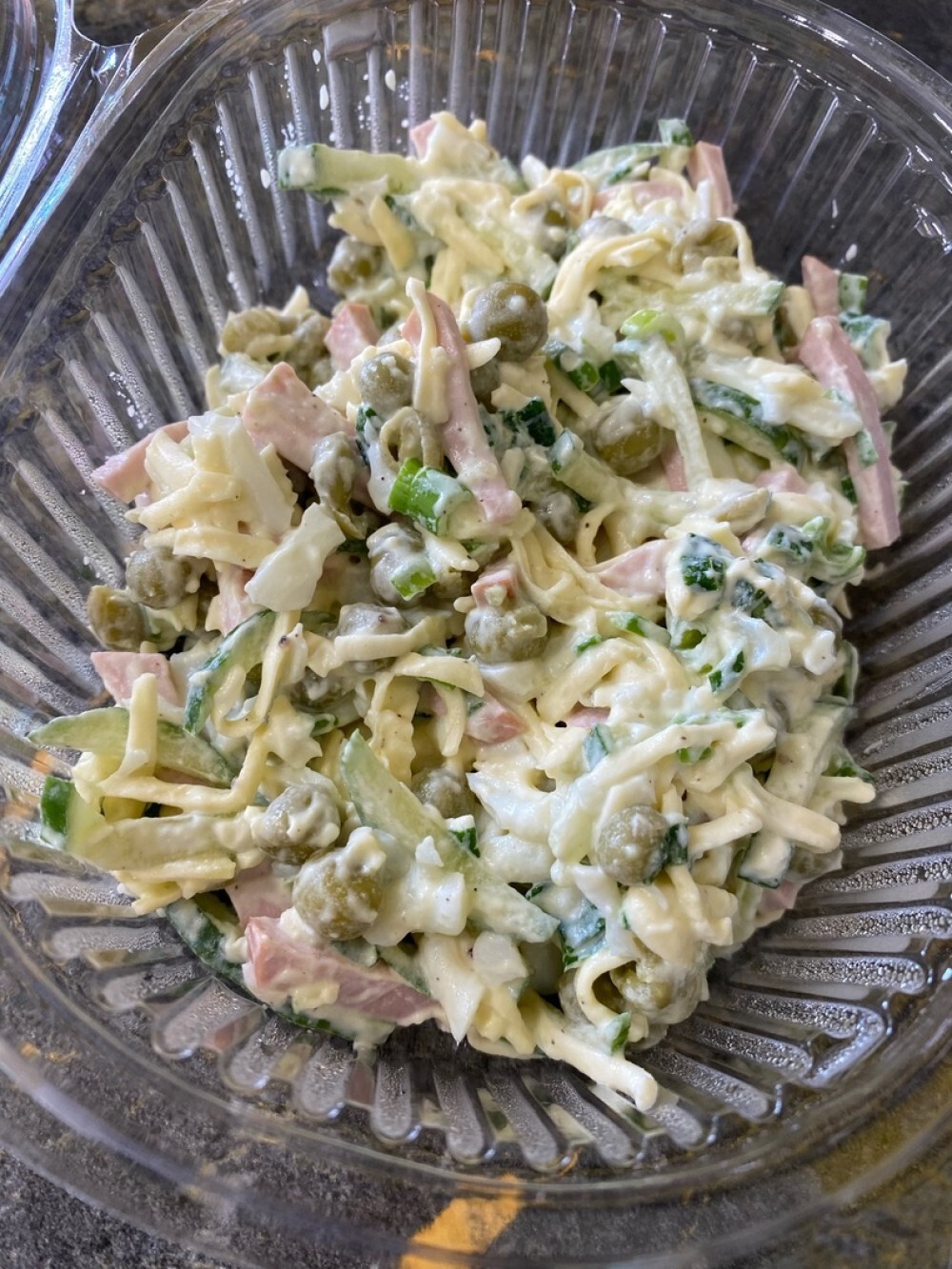 Салат из свежего огурца с докторской колбасой и сыром