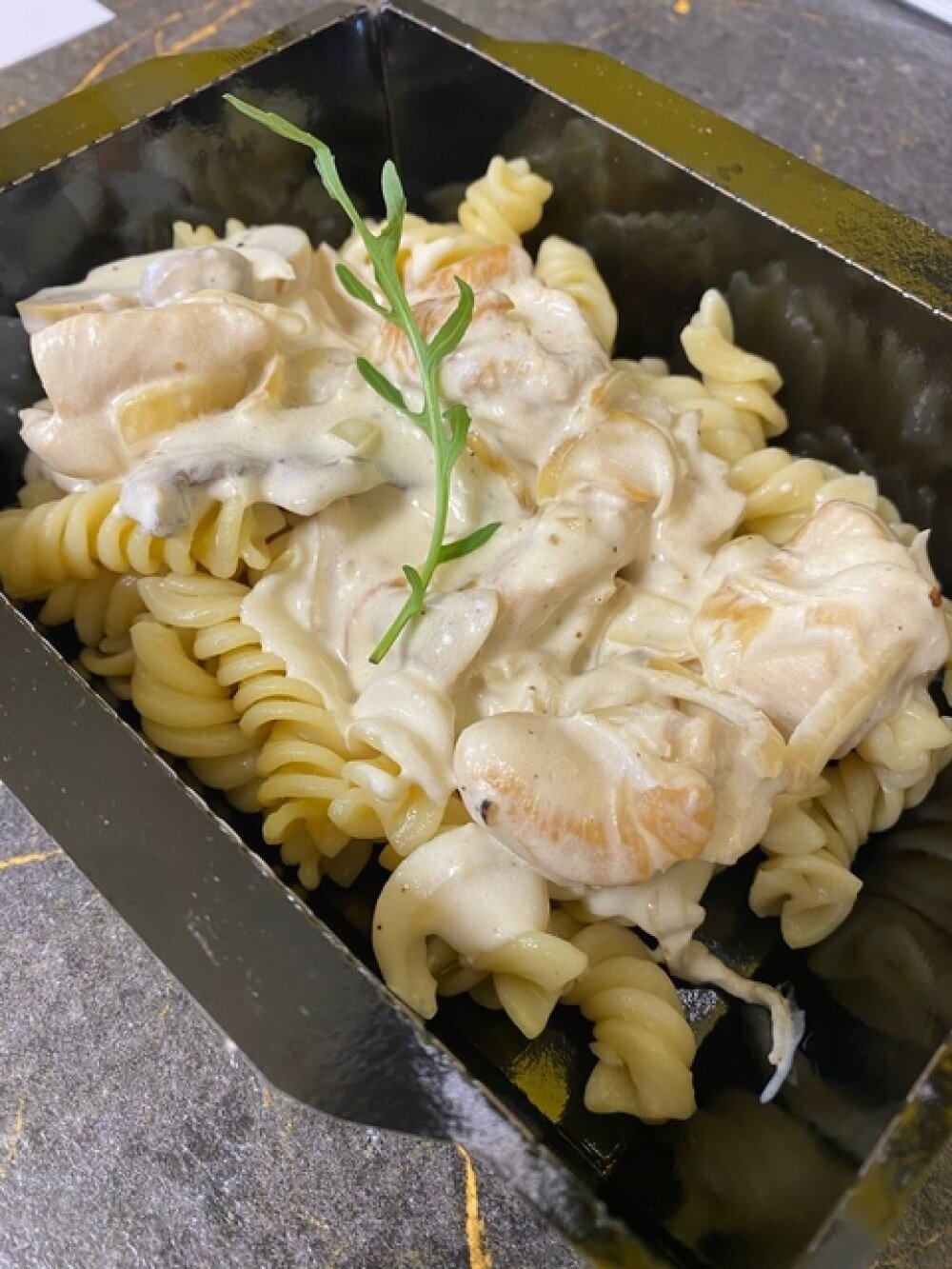 Куриная грудка с макаронами в  сливочно -грибном соусе