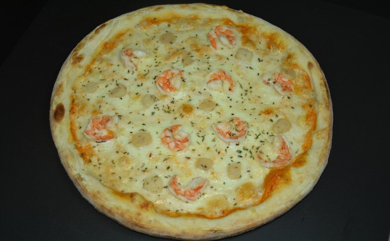 пицца том-ям  с морским гребешком и креветками