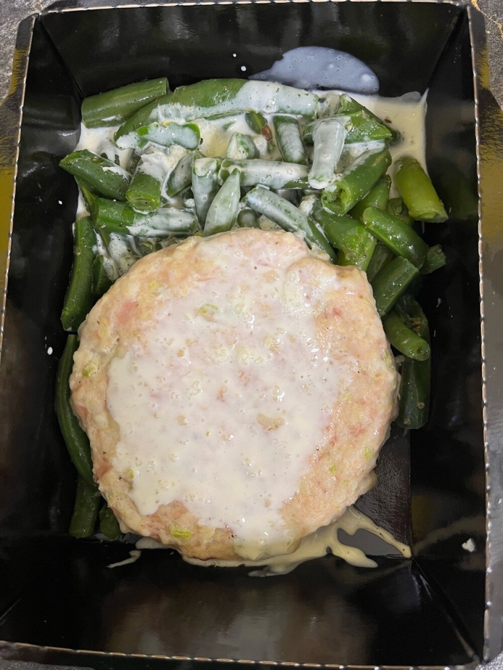 Паровая куриная котлета с фасолью