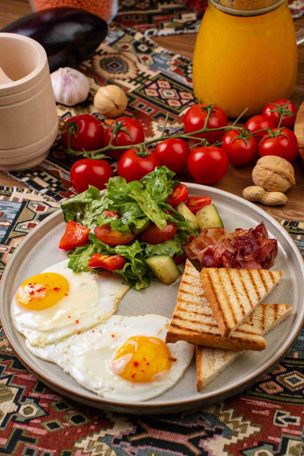 Яичница с неркой шеф-посола и адыгейским сыром