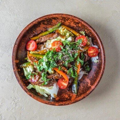 Теплый салат с говядиной