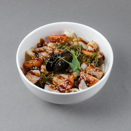 Салат теплый с морепродуктами