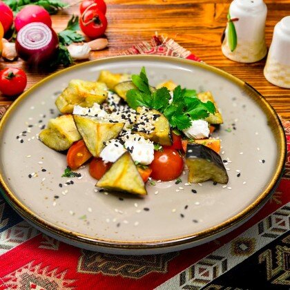 Салат по-грузински с жареными баклажанами