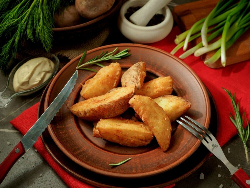 Картофель по-деревенски с соусом