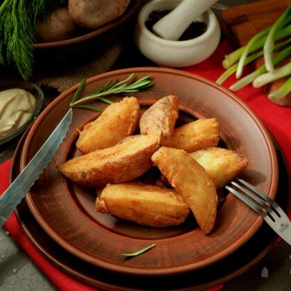 Картофель по-деревенски с соусом