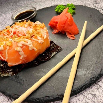 Суши-пончик с лососем и креветкой