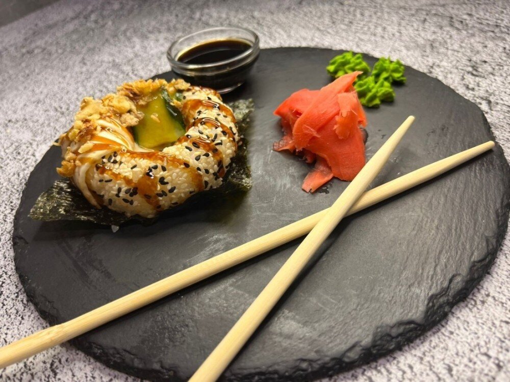 Суши-пончик с угрем и огурцом