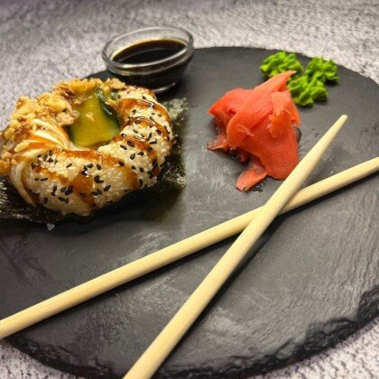 Суши-пончик с угрем и огурцом