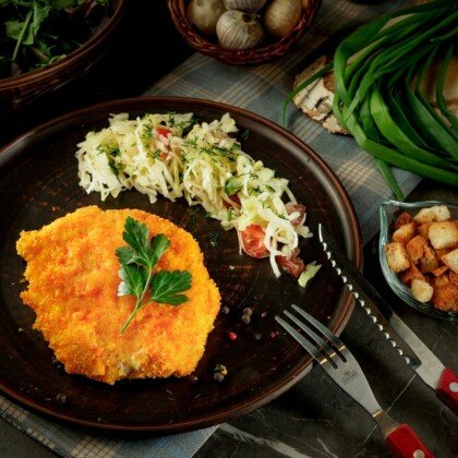 Куриный шницель с салатом