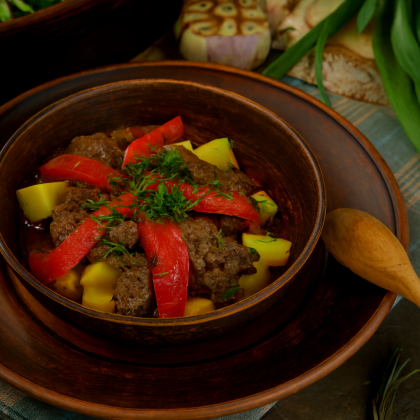 Говядина томленая с картофелем и перцем