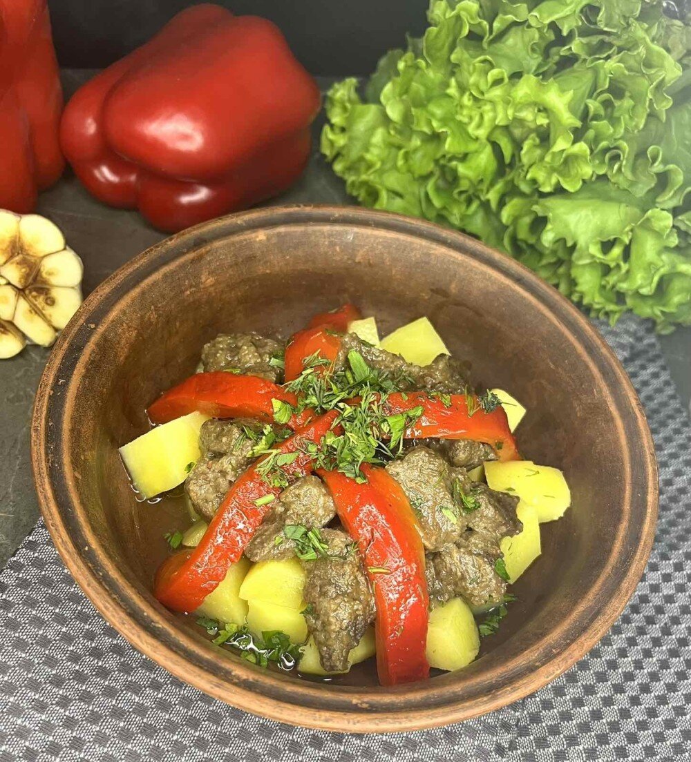 Говядина томленая с картофелем и перцем