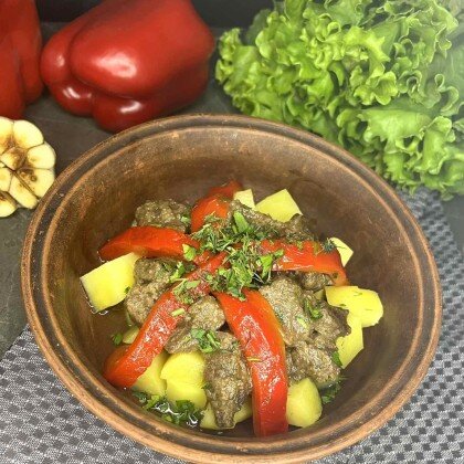 Говядина томленая с картофелем и перцем