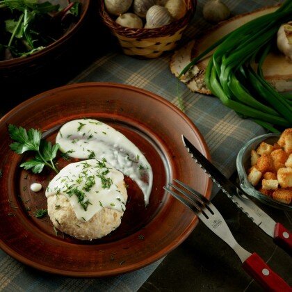 Биточек куриный с соусом