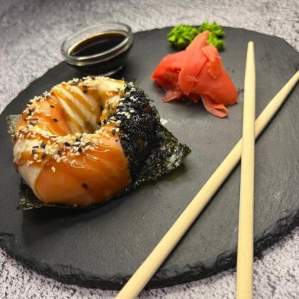 Суши-пончик с лососем и угрем