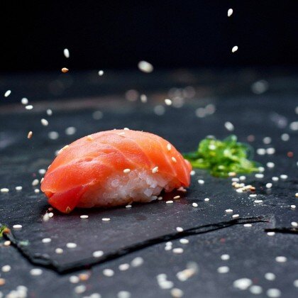 Суши с копченым лососем 1 шт