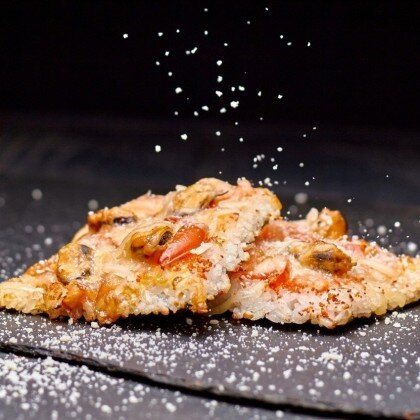 Японская пицца с мидиями