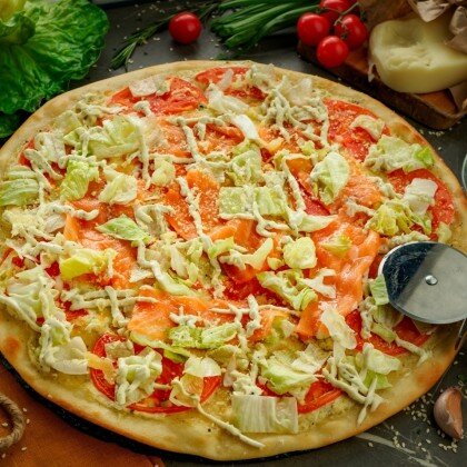 Пицца "Цезарь с лососем"