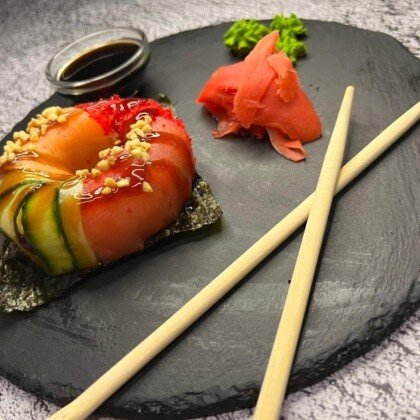 Суши-пончик с лососем и тунцом