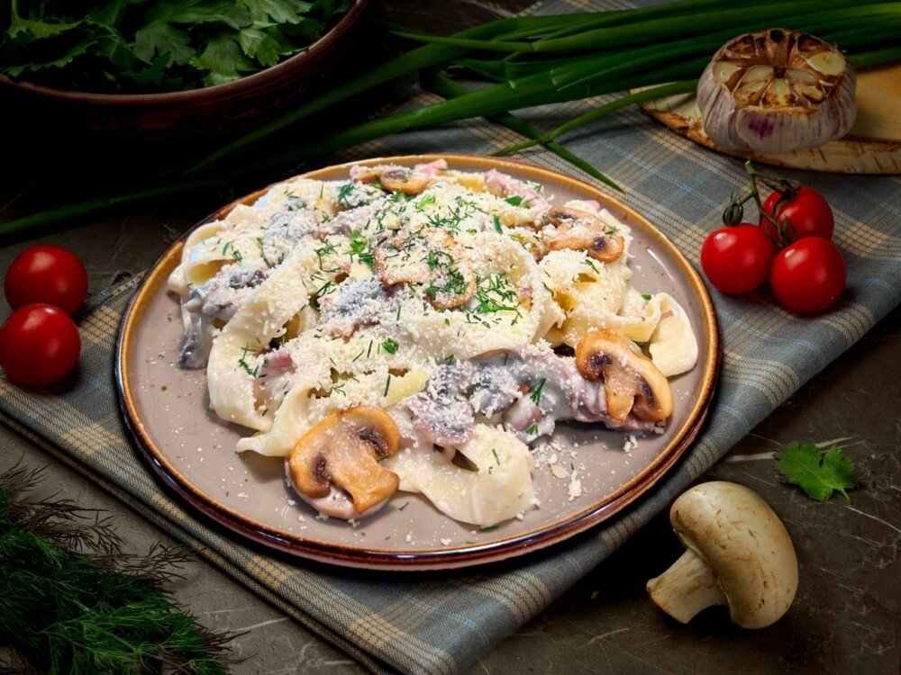 Паста "Карбонара" с ветчиной и грибами