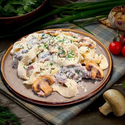 Паста "Карбонара" с ветчиной и грибами
