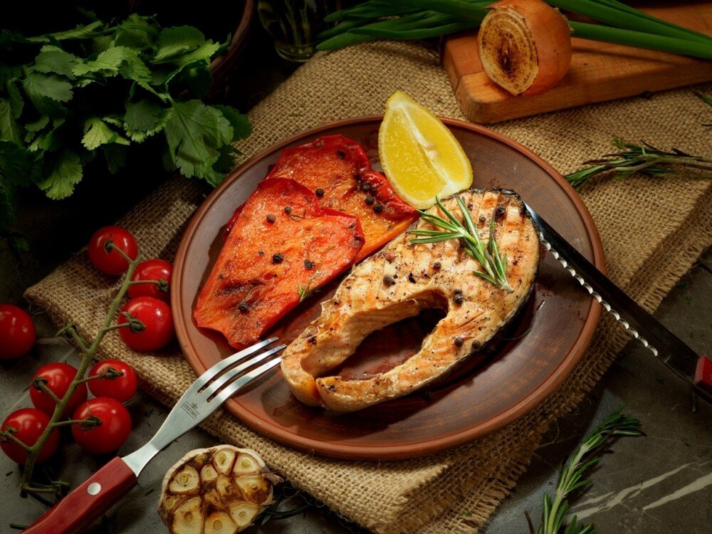 Стейк из лососевых с овощами