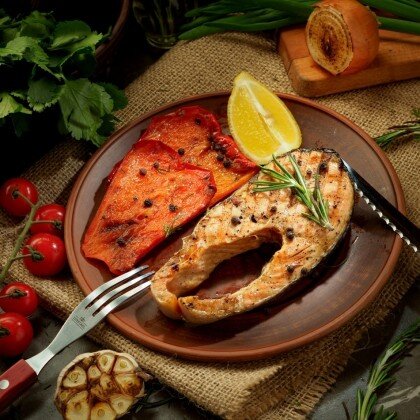 Стейк из лососевых с овощами
