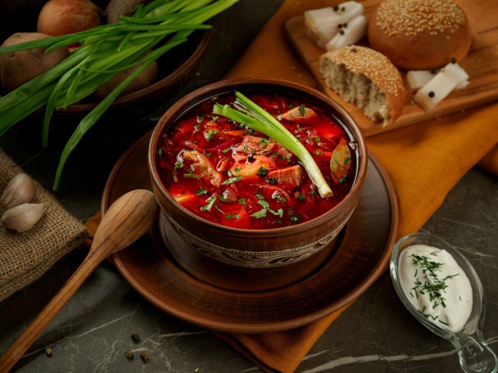 Борщ с гренками и намазкой