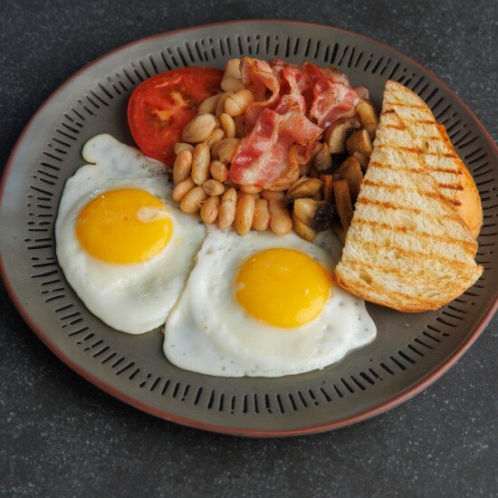 Глазунья с с беконом и белой фасолью