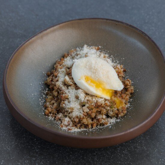 Гречневая каша с соусом ,,песто,,и яйцом пашот