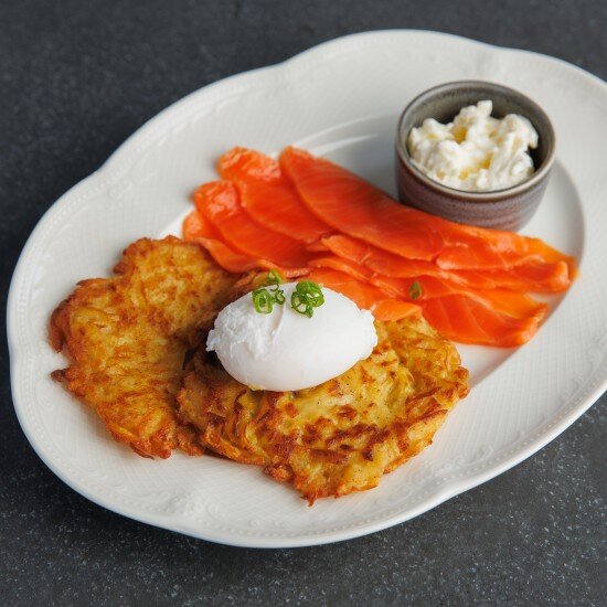 Картофельные решти с лососем слабой соли