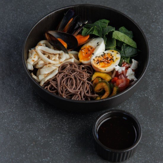 Боул с кальмаром и гречневой лапшой