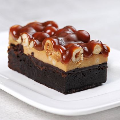 Пирожное "Брауни с карамелью и фундуком"
