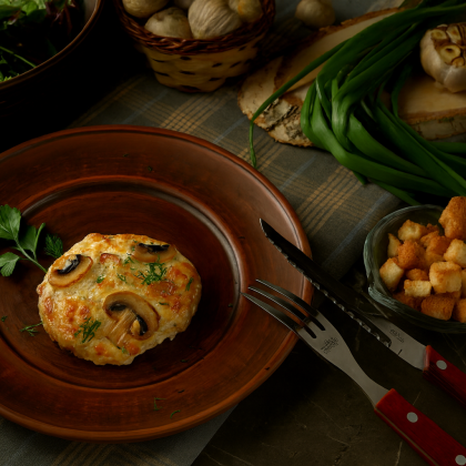 Медальон куриный с грибами и томатами