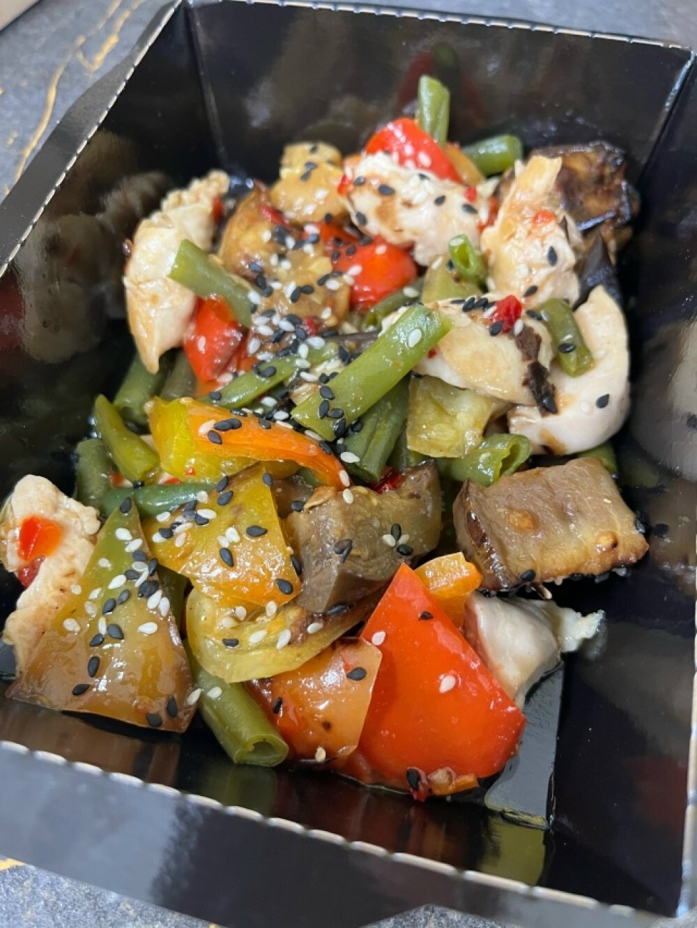 Куриная грудка с овощами в соусе сладкий чили