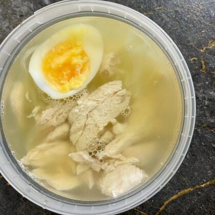 Имбирный бульон с рисовой лапшой и яйцом