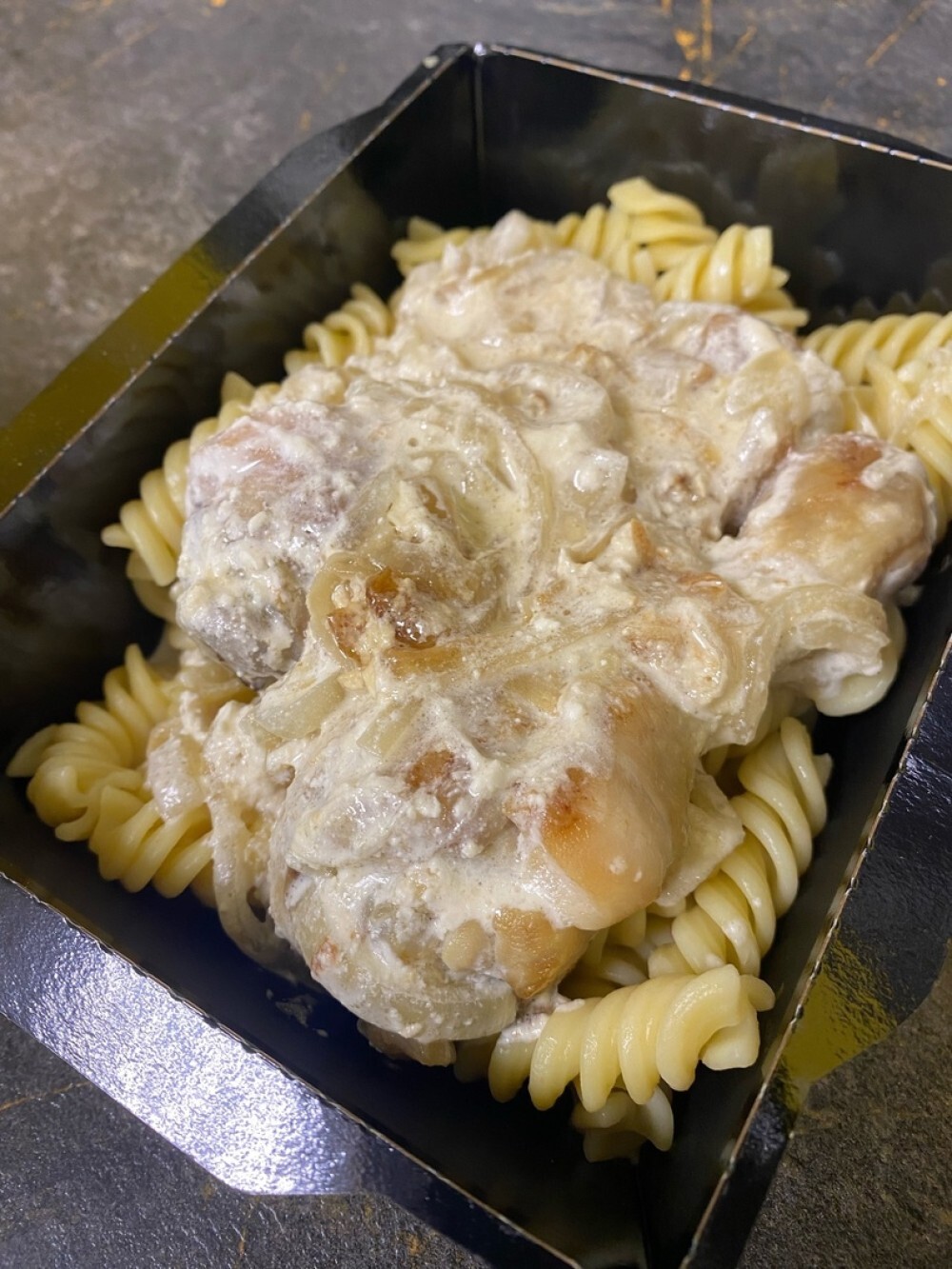 Запечённая куриная голень с макаронами