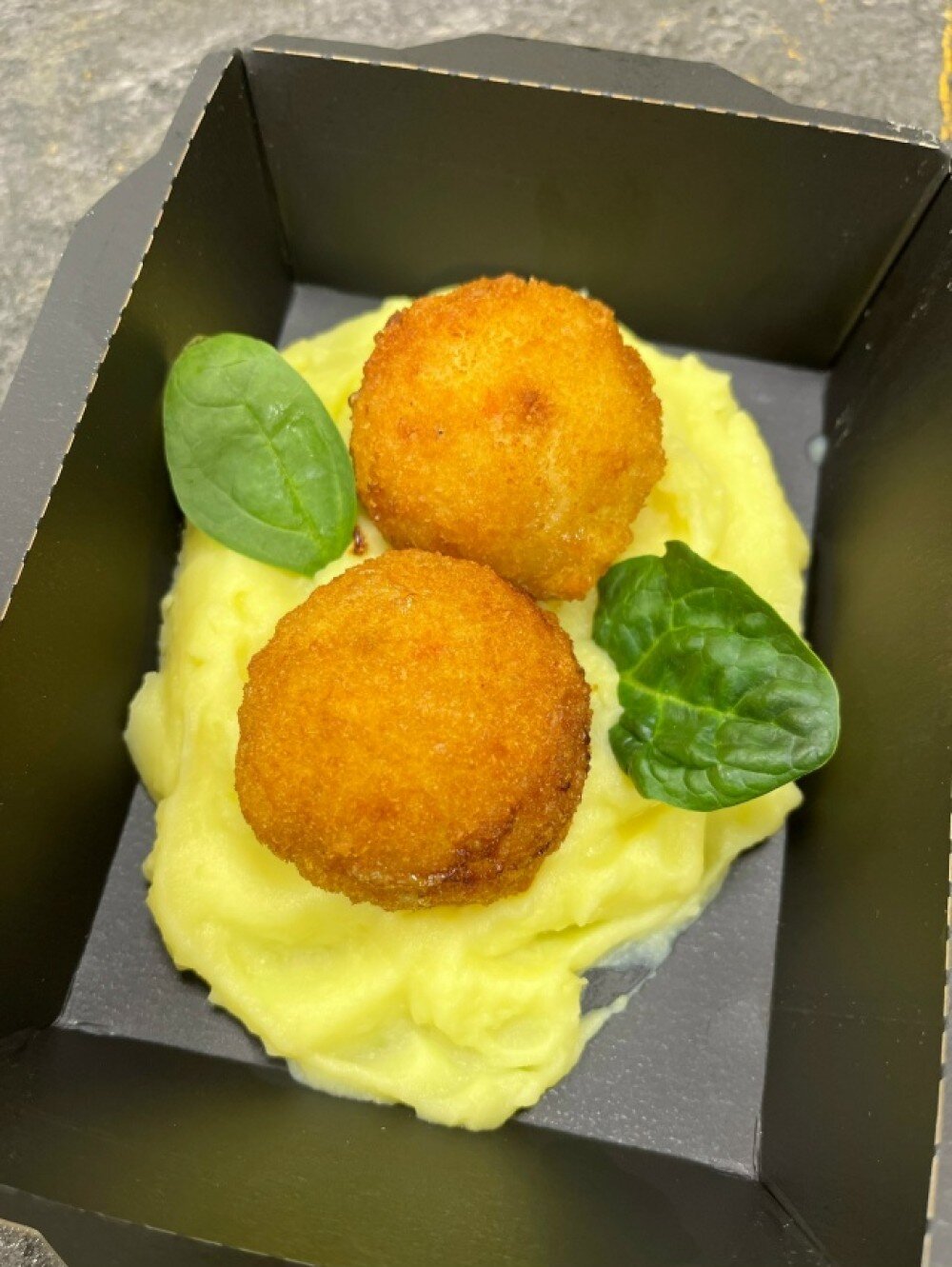 Тефтели из лосося и снежного краба с пюре