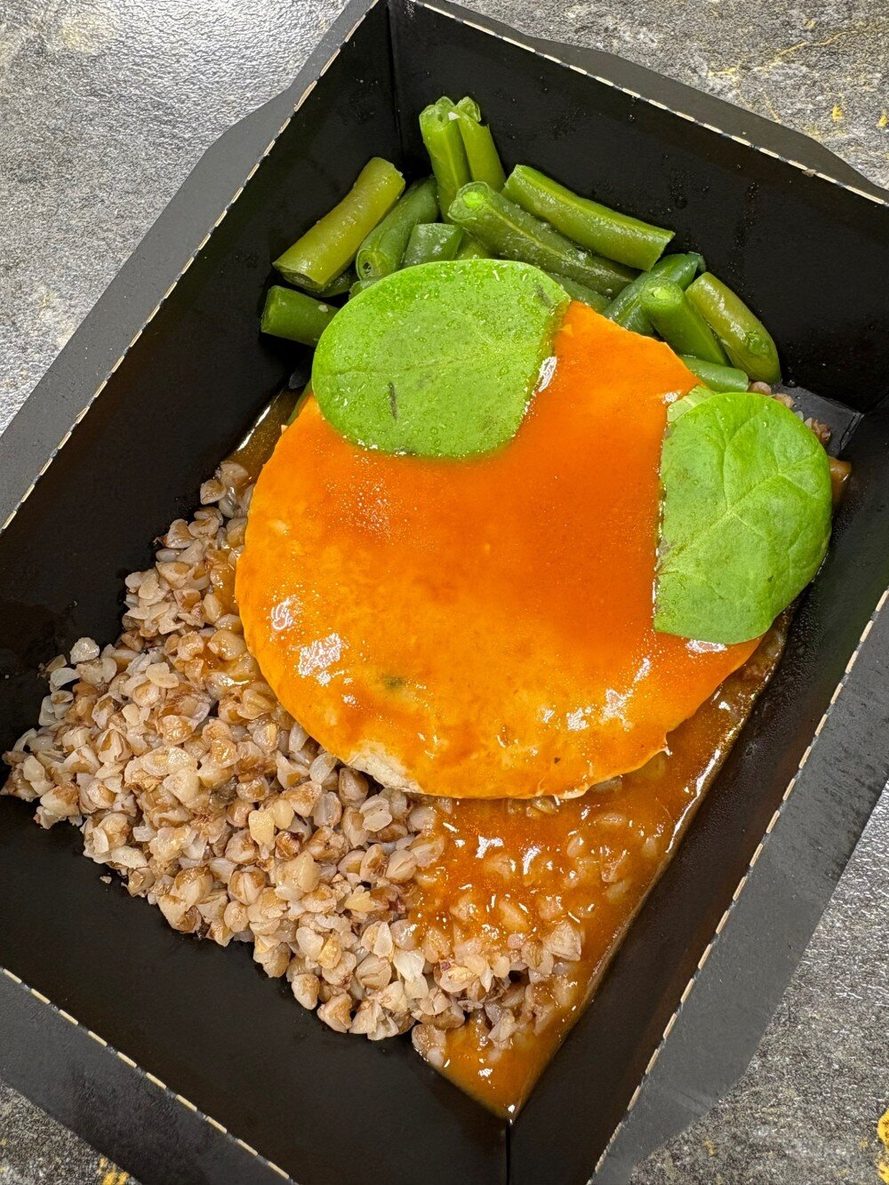 Паровая мясная котлета с гречей и фасолью