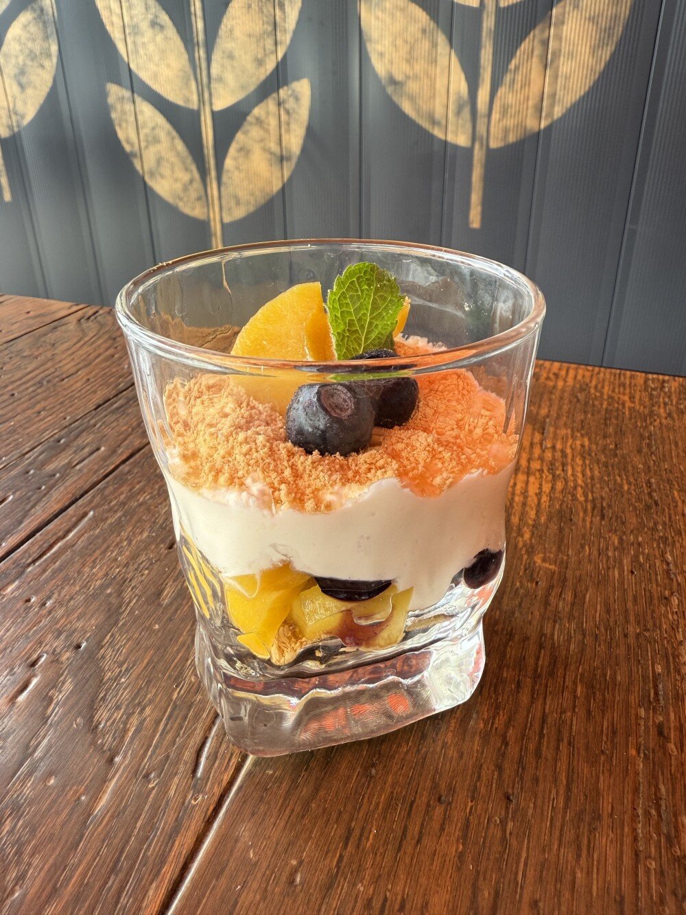 Десерт творожный с персиком и черникой