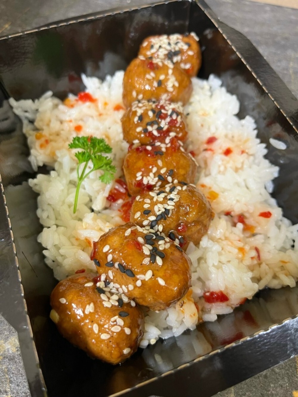 Мясные фрикадельки в соусе сладкий чили с рисом