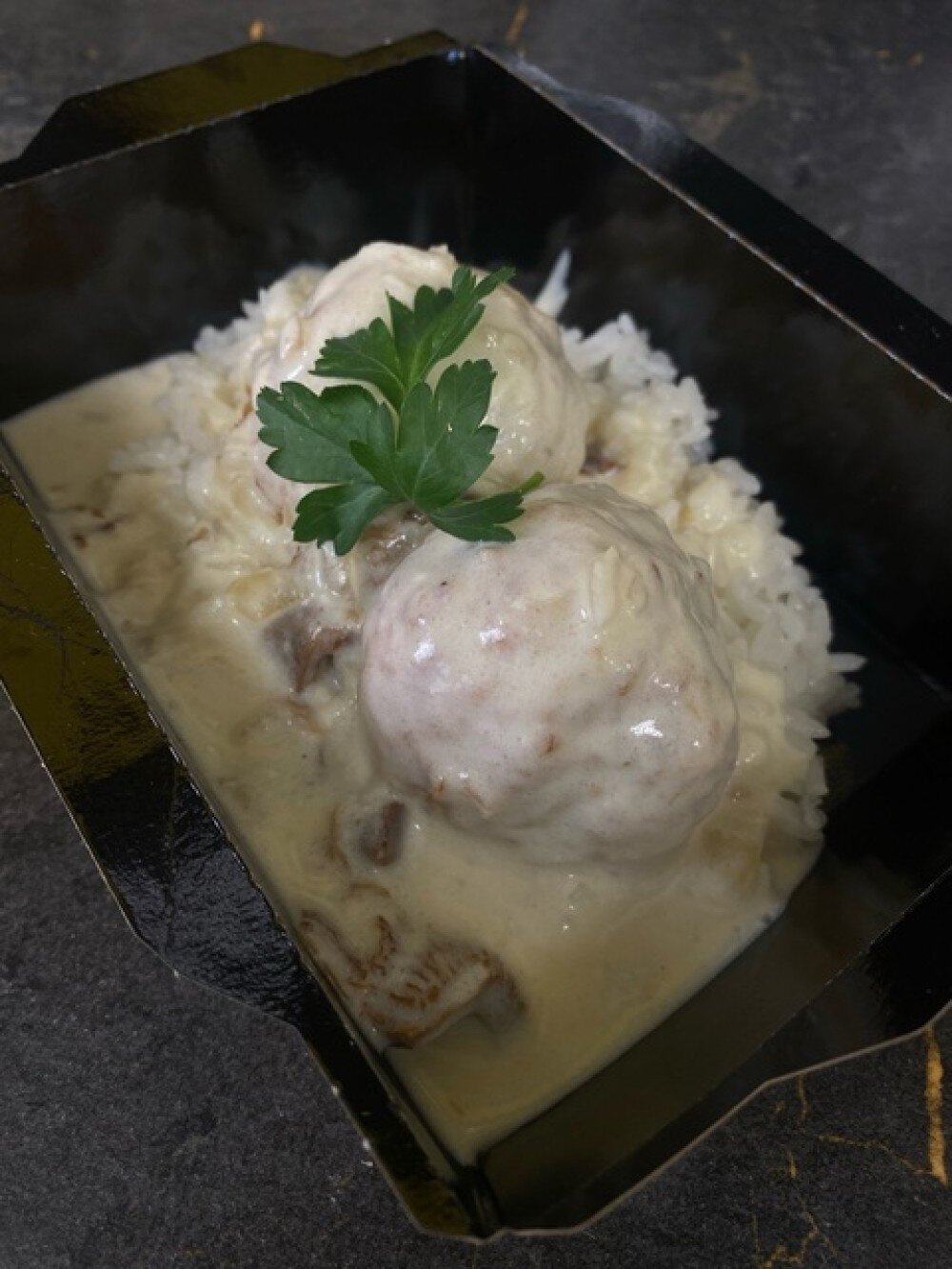 Рыбные тефтели с рисом и сливочном соусе с лисичками